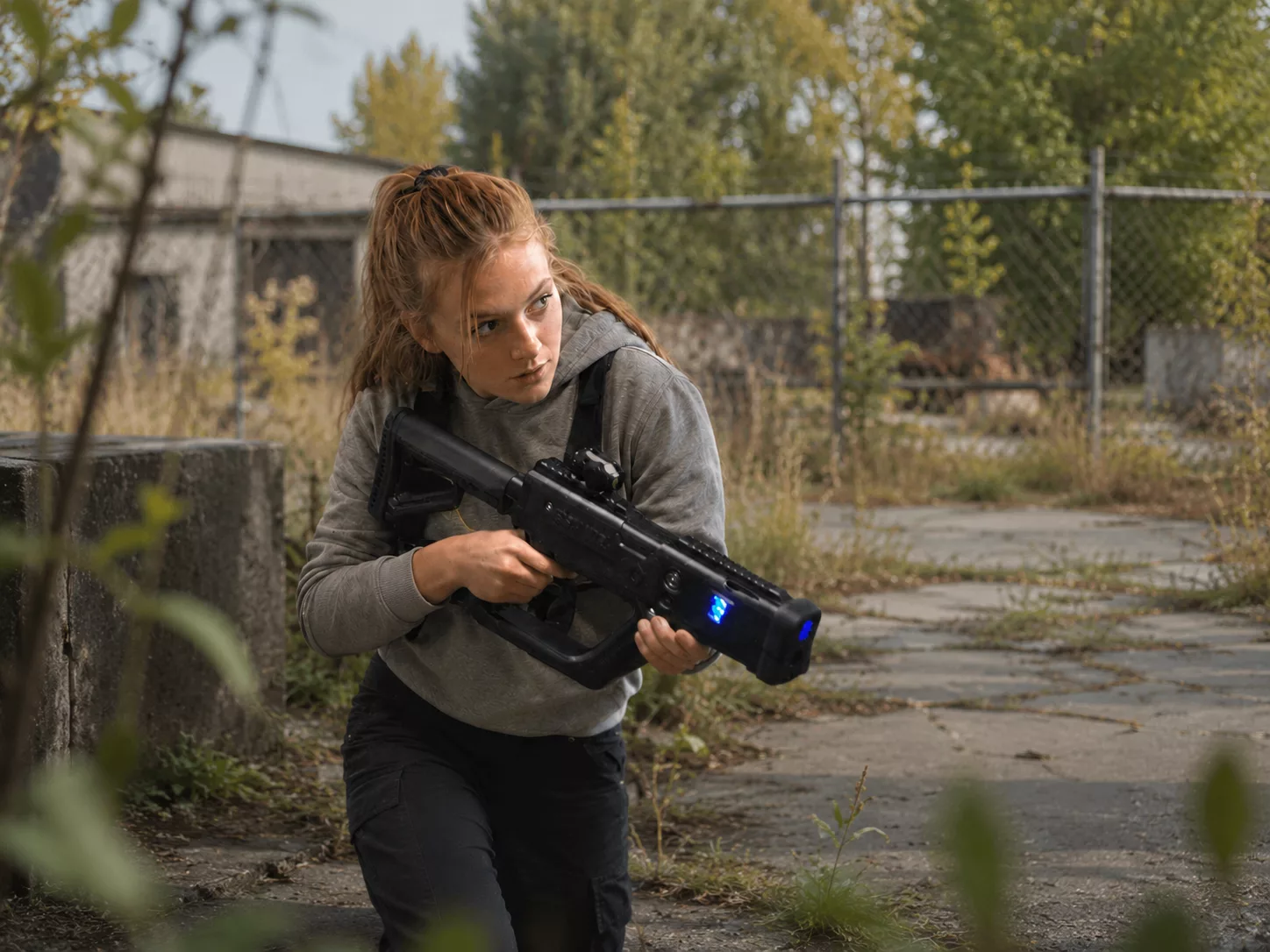 Joueuse équipée d'un pistolet laser game professionnel en extérieur