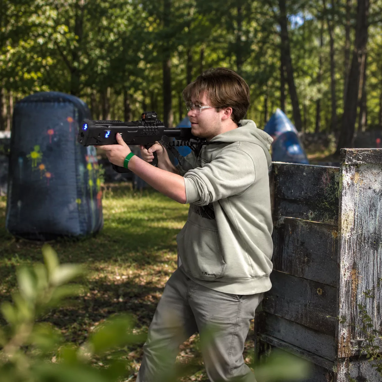 Joueur utilisant un pistolet laser game professionnel sur un terrain extérieur